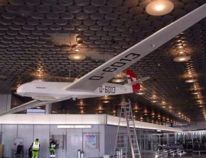 Kranich im Terminal des Hannover Airport